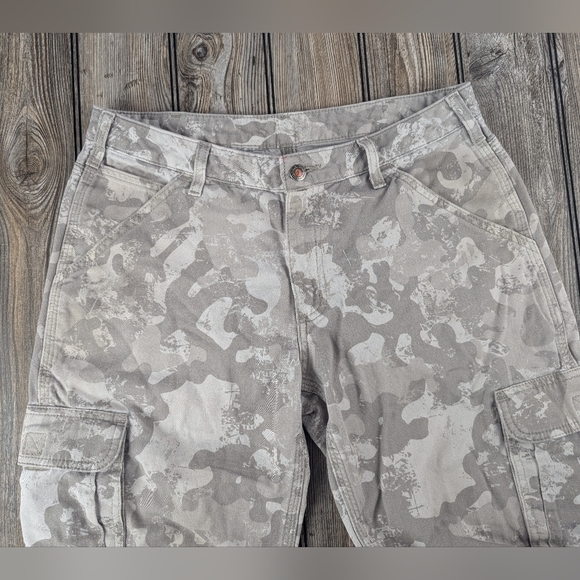 Carhartt Size 8 Camo Capris With Cargo Pockets 2 Small Stains - Picture 8 of 12